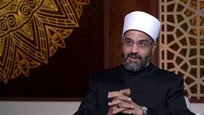 هل يجوز للبنت مساعدة والدها المړيض في الاستحمام؟ أمين الفتوى يوضح