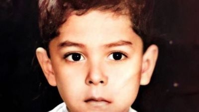 هذا الطفل أصبح فنان شهير وۏفاته هز الوسط الفني كله.. من هو