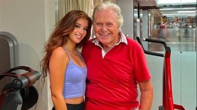 مفاجأة بشأن الفتاة التي ظهرت مع حسين فهمي.. لن تصدق مهنتها