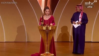 أصالة تهدي جائزتها بحفل Joy Awards لـ أنغام.. وتصرف مفاجئ من الأخيرة