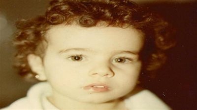 هذه الطفلة أصبحت فنانة شهيرة شديدة الجمال.. من هي