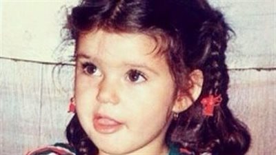 هذه الطفلة أصبحت فنانة عالمية شهيرة شديدة الجمال.. من هي