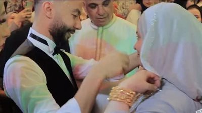 «لبّس أمه الشبكة بدل العروسة».. تصرف صادم من عريس داخل قاعة الفرح