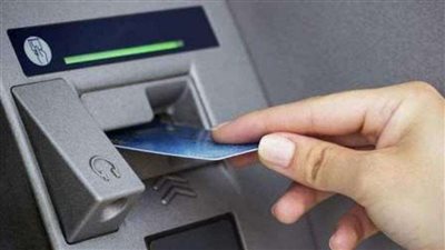 «لو المكنة بلعتها».. طريقة استرجاع الفيزا بعد سحبها من الـ ATM
