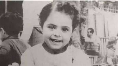 هذه الطفلة أصحبت أشهر فنانة وإعلامية في مصر.. خمن من هي؟