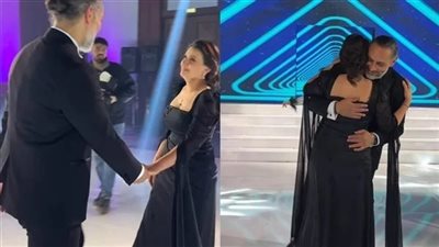 زوج يثير ضجة بوصلة رقص مع زوجته في حفل زفاف ابنتهما