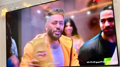 أول رد فعل من تامر حسني بعد الھجوم عليه بسبب إعلان 