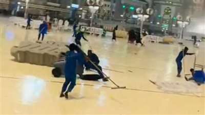 فيديو يكشف لحظة هبوب عاصفة قوية في الحرم المكي: العمال طاروا