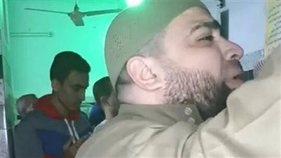 مصلي يهاجم إمام مسجد أثناء أداء الصلاة..