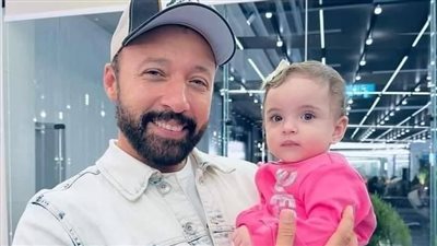 من هي الطفلة التي برفقة أحمد فهمي في الصورة؟.. مفاجأة