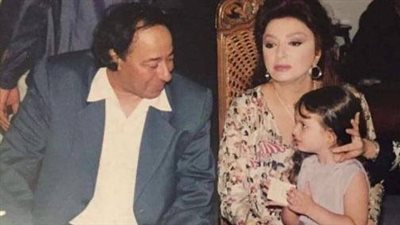 هذه الطفلة برفقة صلاح السعدني أصبحت فنانة مشهورة.. من هي؟