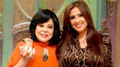 ملاحظة غريبة في ملابس ياسمين عبد العزيز مع إسعاد يونس.. ما هي؟