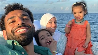ملاحظة غير متوقعة في صورة محمد صلاح مع أسرته.. ما هي؟