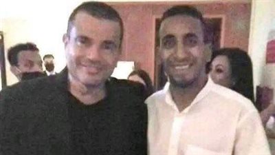 مفاجأة بشأن صورة عمرو دياب والمعجب “المصفوع”