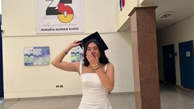 هذه الفتاة هي ابنة فنانة شهيرة.. خمن من هي؟