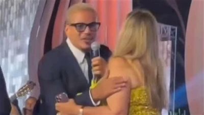 تعليق ڼاري من ليلى علوي على جدل فيديو تقبيلها لعمرو دياب