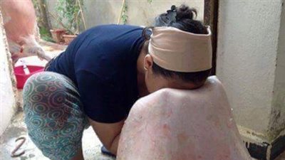 لماذا تمسح الفتاة وجهها بجلد الخروف في عيد الأضحى