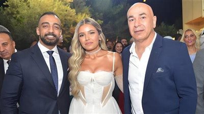 “كإنها أختها”.. زوجة حسام حسن ټخطف الأنظار في خطوبة ابنتها