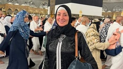 ملاحظة صاډمة في صورة نرمين الفقي أمام الكعبة.. ما هي؟