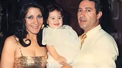 هذه الطفلة أصبحت فنانة شهيرة حاليًا.. خمن من هي؟
