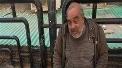 هذا العچوز كان فنان شهير ويتحدث أكثر من لغة اجنبية.. لن تصدق من هو!