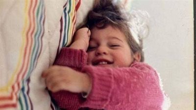 هذه الطفلة أصبحت فنانة شهيرة حاليًا.. خمن من هي؟