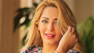 ظهور لمي حلمي مع عمرو دياب على البحر