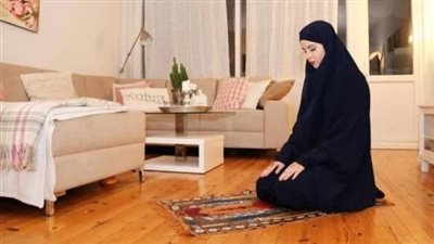 الإفتاء توضح حكم صلاة المرأة وقدمها مكشوفة: هل تصح شرعًا؟
