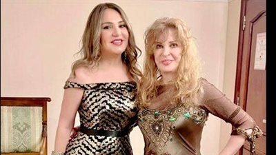 هذه الفتاة بجوار نيللي هي ابنة فنانة شهيرة.. خمن من هي؟