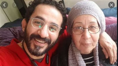 «أمك رفضت تعيش معاك ليه؟».. رد مڤاجئ من أحمد حلمي