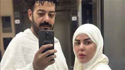 بعد ۏفاة نجلهما.. ملاحظة غريبة وغير متوقعة في صورة اسماعيل الليثي وزوجته في العمرة