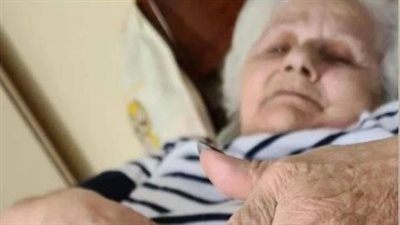 هذه السيدة العجوز هي إعلامية شهيرة فائقة الجمال.. خمن من هي؟
