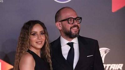 ملاحظة في صورة جميلة عوض وزوجها.. ما هي؟