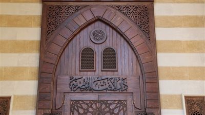 شخص لديه بنات فقط هل يجوز أن يكتب جميع أملاكه لزوجته وبناته حتى لا يرث معهم أحد إخواته؟