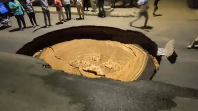 هبوط أرضي يقطع طريقًا رئيسيًا في مدينة السادات - صور