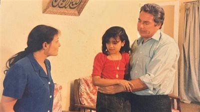 هذه الطفلة التي برفقة الراحل مصطفى فهمي أصبحت فنانة شهيرة.. من هي