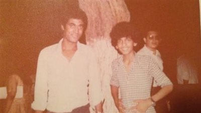 مفاجأة صورة نادرة للراحل احمد زكي مع شاب مشهور من هو