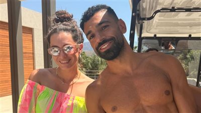 من الفتاة الحسناء التي ظهرت مع محمد صلاح على البحر؟.. مفاجأة