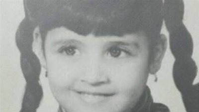 هذه الطفلة أصبحت فنانة شهيرة مٹيرة للجدل ثم اتحجبت واعتزلت نهائيا من هي