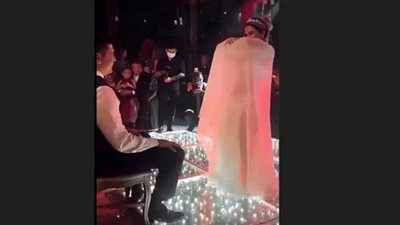 عروس تفاجيء الجميع بتصرف غريب في حفل زفافها